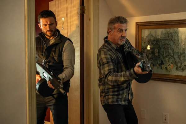 «Аларум» — самый бездарный шпионский боевик со Сталлоне и Иствудом-младшим в актерском составе – Архив статей